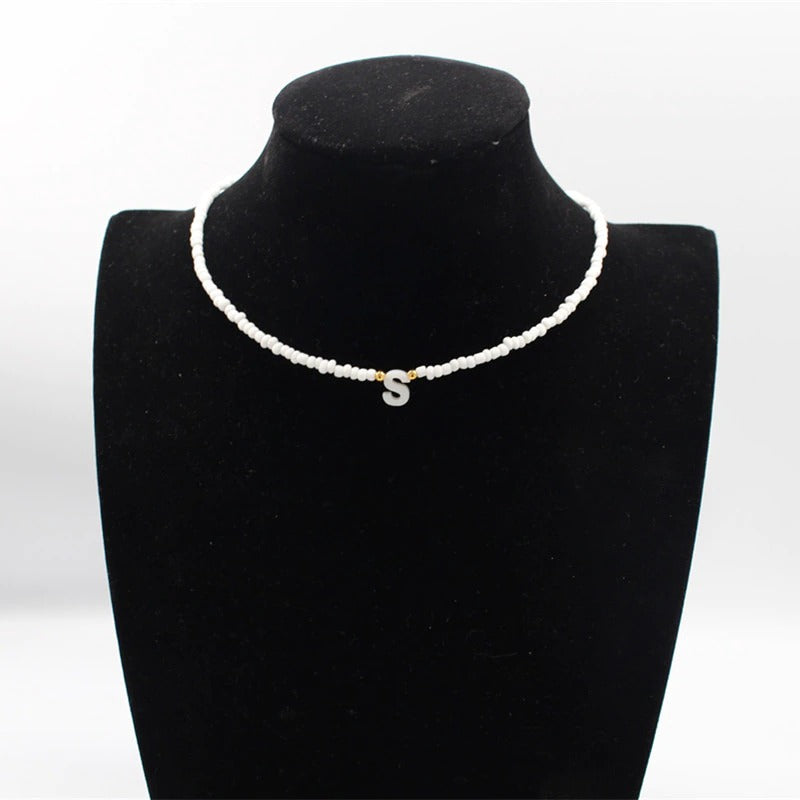 Sommerspaßige, modische Perlen-Halsketten mit personalisiertem A-Z-Anfangsbuchstaben-Anhänger