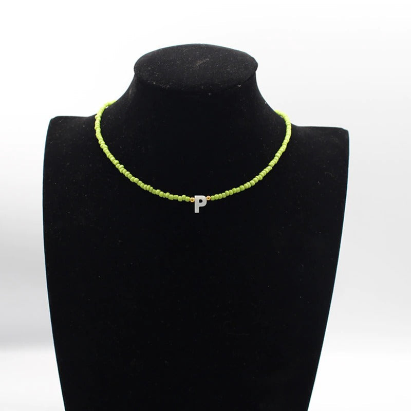 Sommerspaßige, modische Perlen-Halsketten mit personalisiertem A-Z-Anfangsbuchstaben-Anhänger