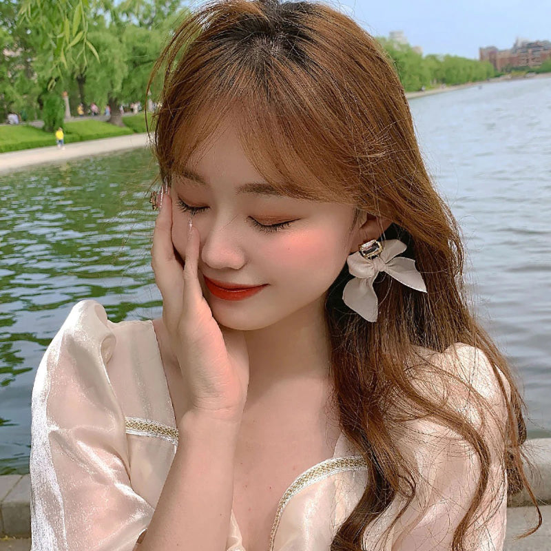 Süße, elegante Spitzenschleife mit quadratischen Strass-Ohrhängern