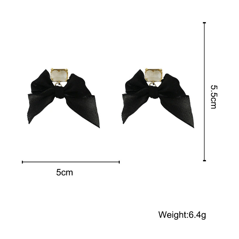 Süße, elegante Spitzenschleife mit quadratischen Strass-Ohrhängern