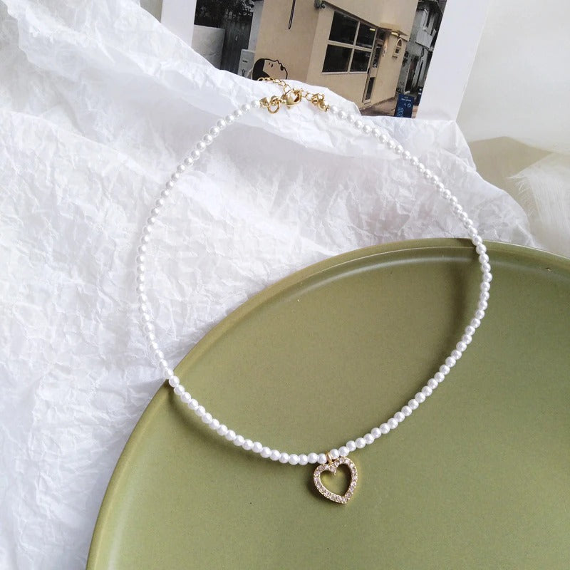 Süßes, modisches Perlenhalsband mit zarten Herzanhängern