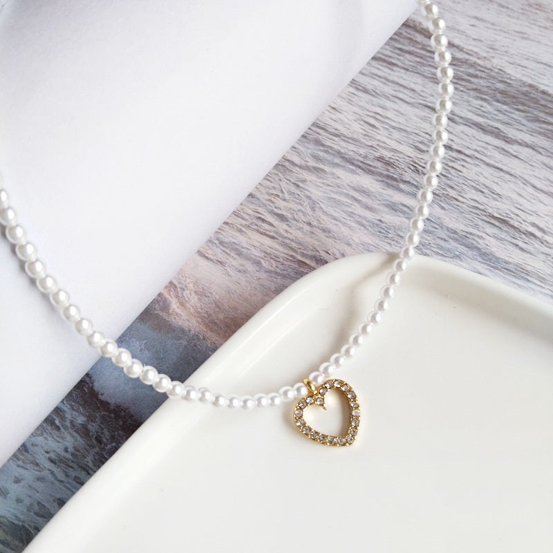 Süßes, modisches Perlenhalsband mit zarten Herzanhängern