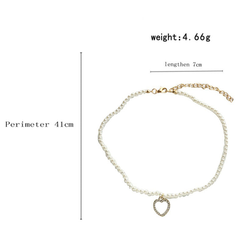 Süßes, modisches Perlenhalsband mit zarten Herzanhängern