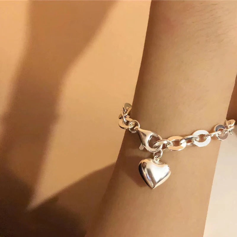 Süßer Liebesherz-Charm mit dicken Kettenarmbändern