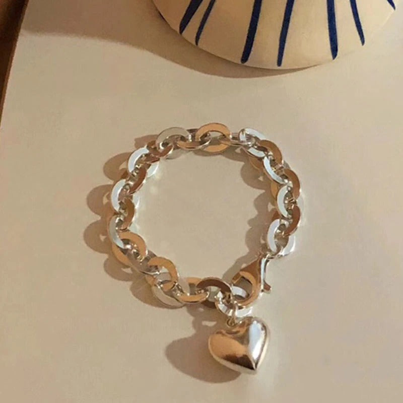 Süßer Liebesherz-Charm mit dicken Kettenarmbändern