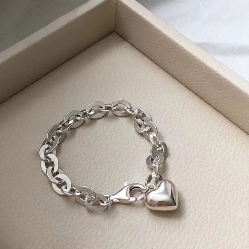 Süßer Liebesherz-Charm mit dicken Kettenarmbändern