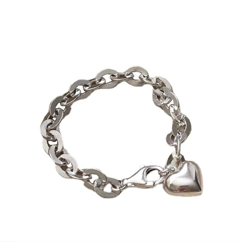 Süßer Liebesherz-Charm mit dicken Kettenarmbändern
