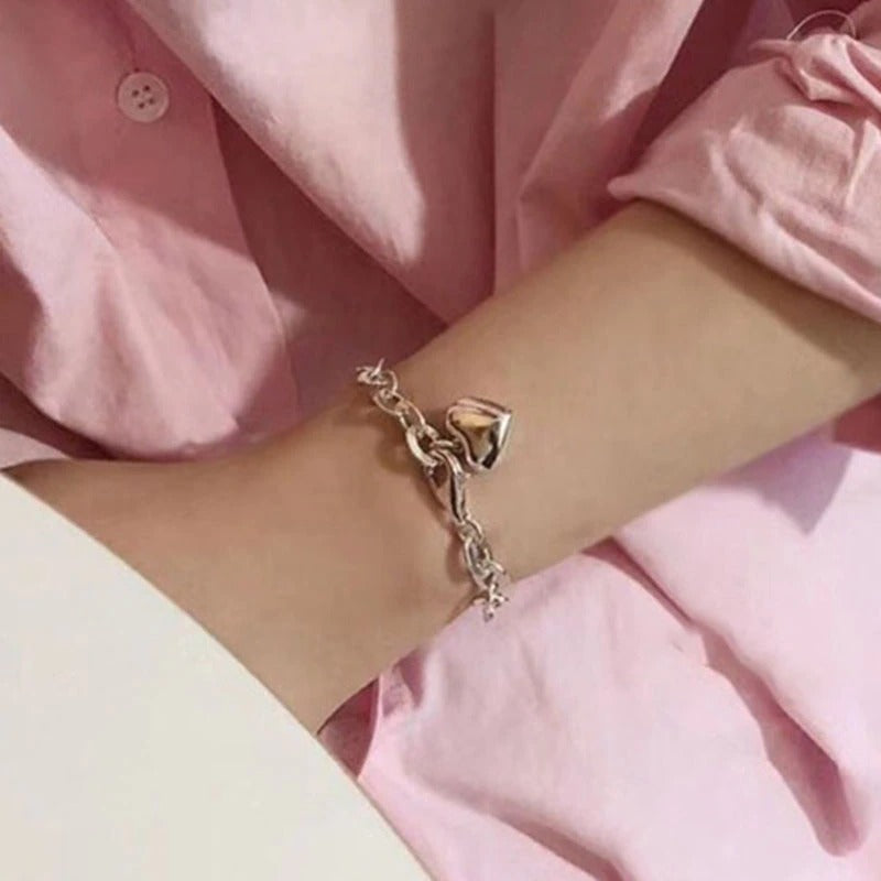 Süßer Liebesherz-Charm mit dicken Kettenarmbändern
