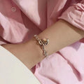 Süßer Liebesherz-Charm mit dicken Kettenarmbändern