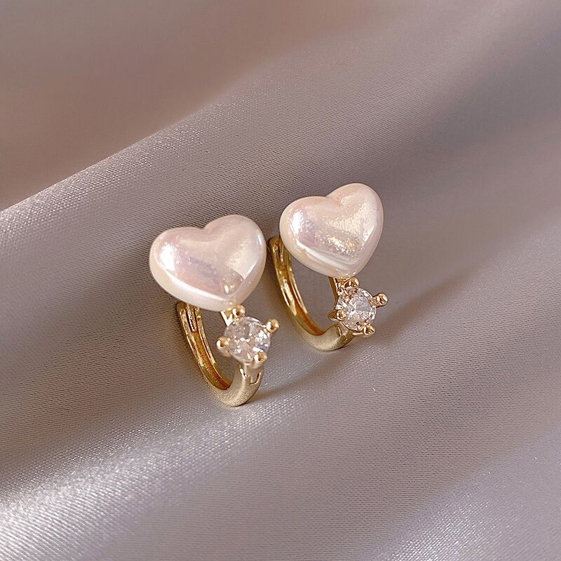 Süße und klassische herzförmige Perlenohrstecker