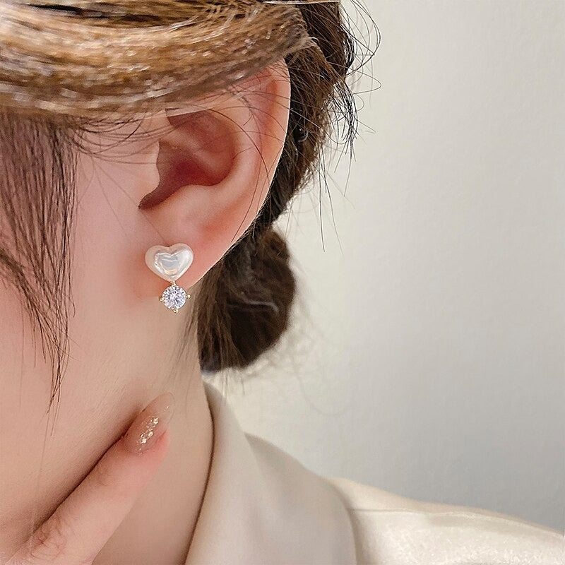 Süße und klassische herzförmige Perlenohrstecker