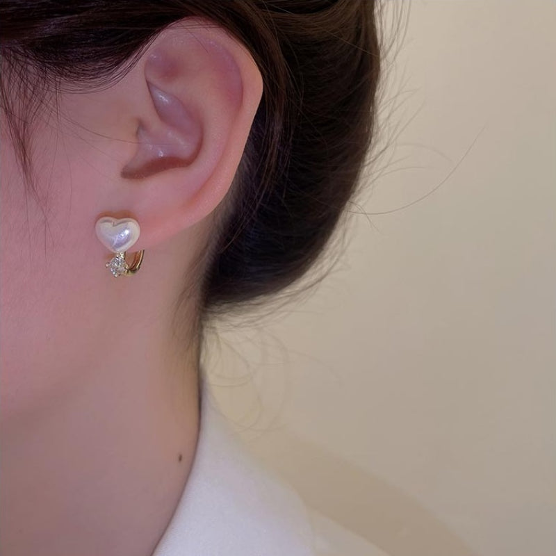 Süße und klassische herzförmige Perlenohrstecker