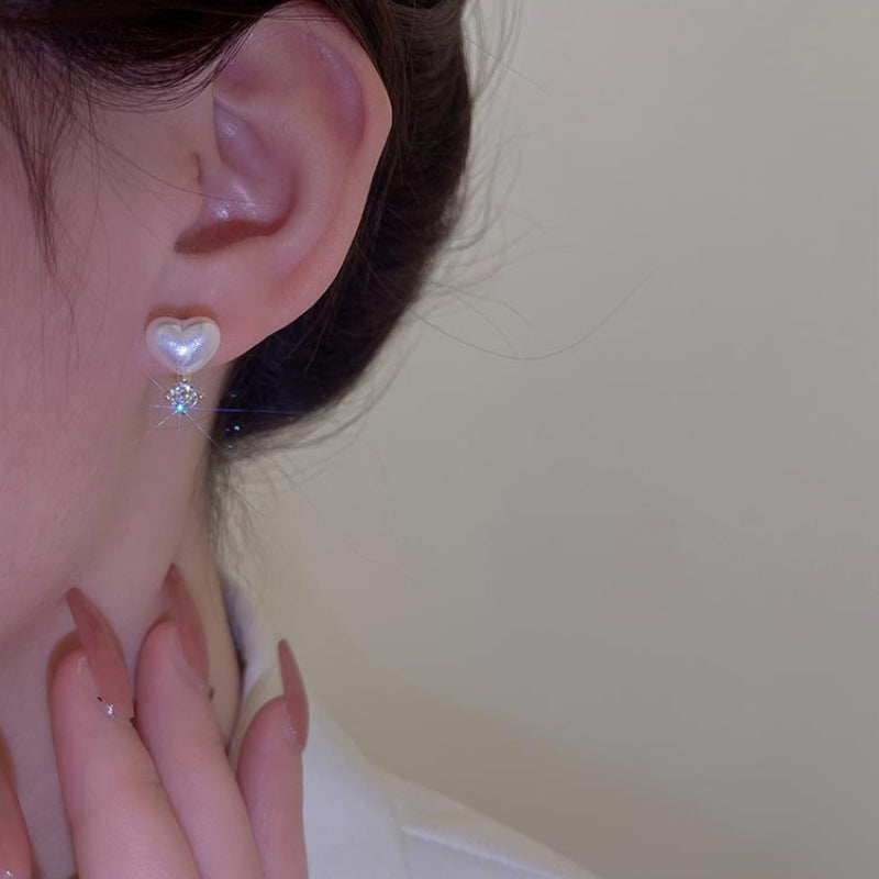 Süße und klassische herzförmige Perlenohrstecker