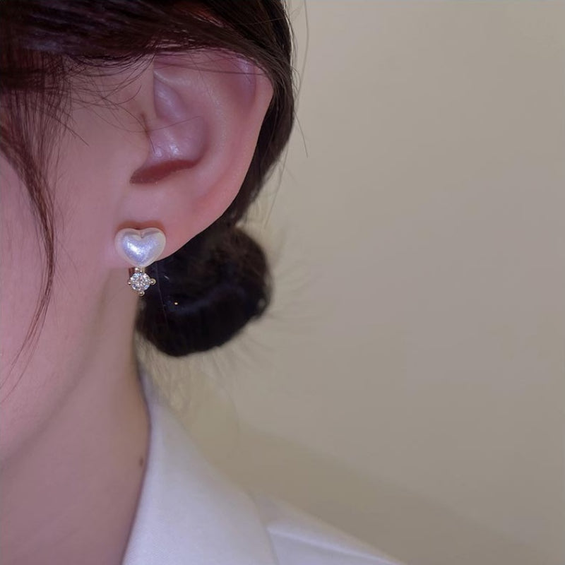 Süße und klassische herzförmige Perlenohrstecker