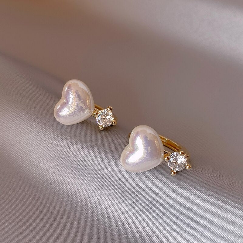 Süße und klassische herzförmige Perlenohrstecker