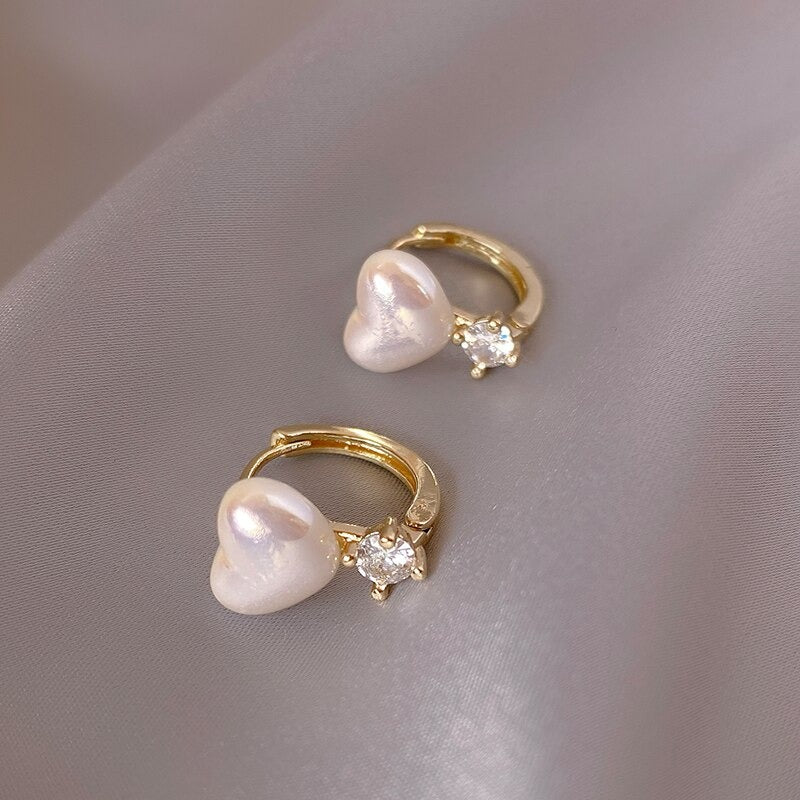 Süße und klassische herzförmige Perlenohrstecker