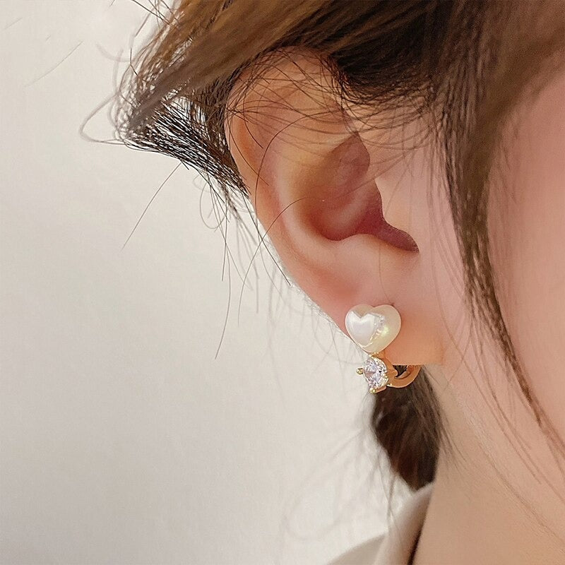 Süße und klassische herzförmige Perlenohrstecker