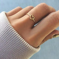 Süßer und zierlicher schlichter Ring in Herzform