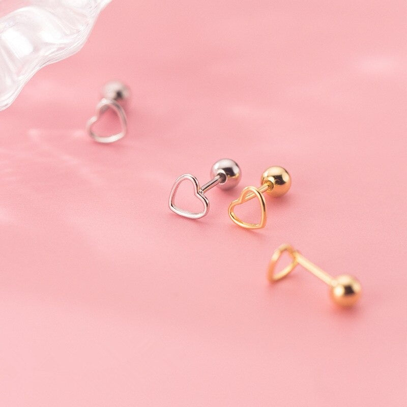 Süße und kleine Ohrstecker mit hohlem Liebesherz