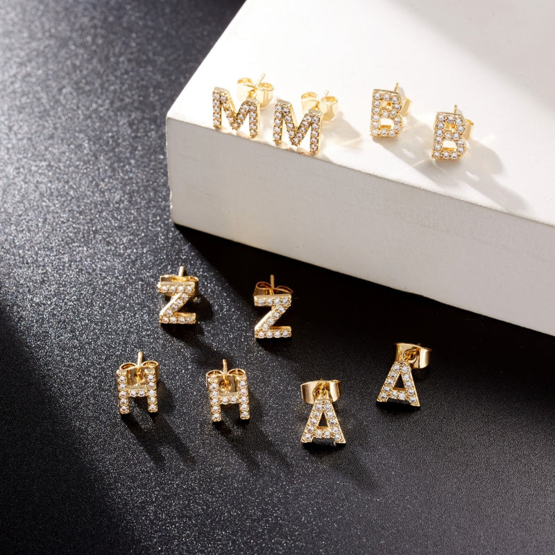 Süße und dezente personalisierte Ohrstecker mit Anfangsbuchstaben A-Z
