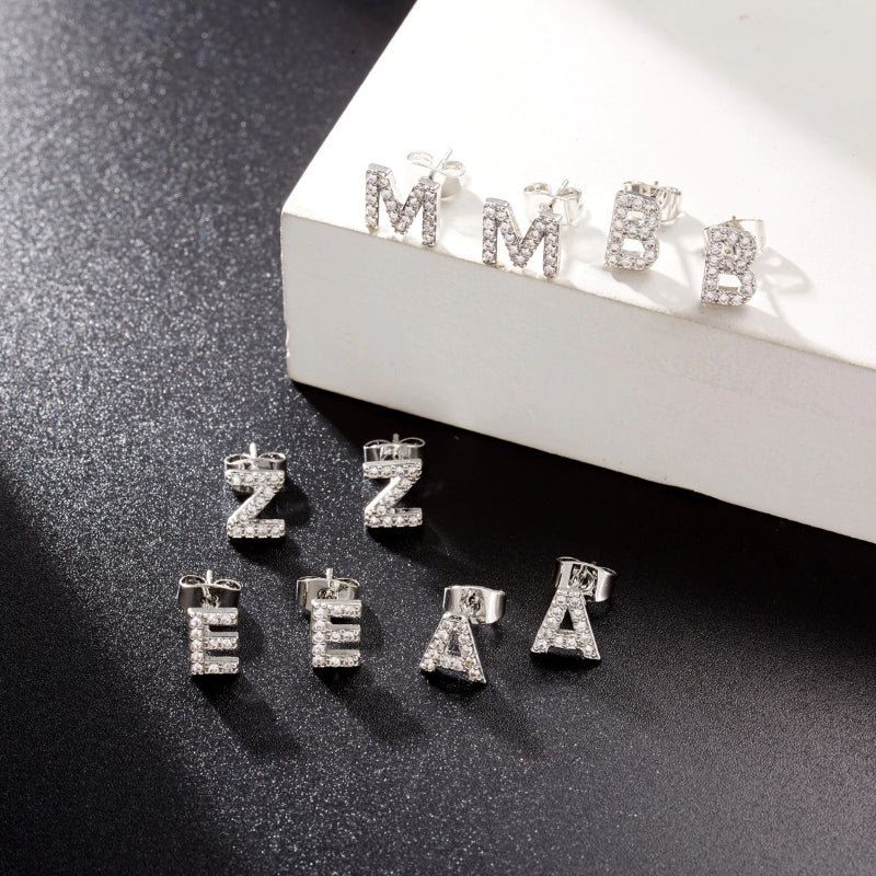 Süße und dezente personalisierte Ohrstecker mit Anfangsbuchstaben A-Z