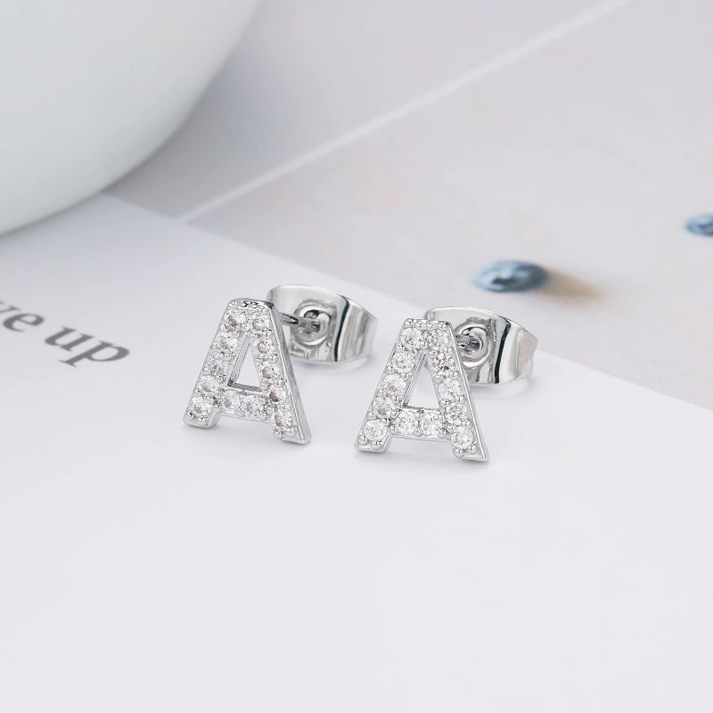 Süße und dezente personalisierte Ohrstecker mit Anfangsbuchstaben A-Z