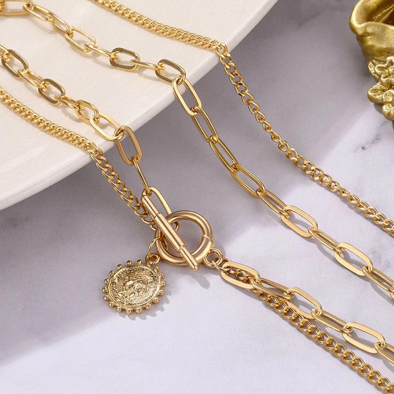 Dicke, mehrlagige Kette mit Anhänger in verschiedenen Stilen
