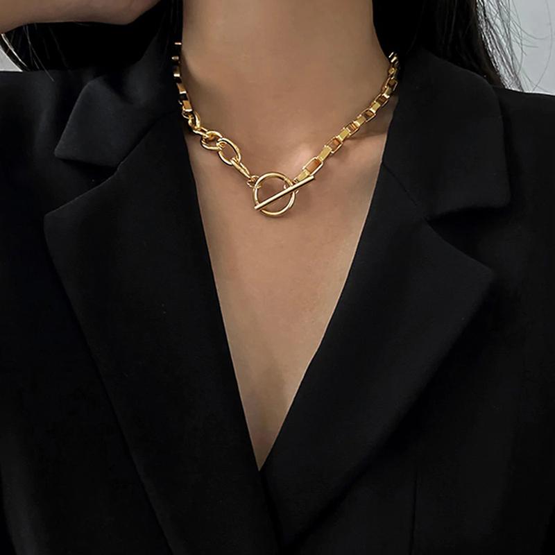 Dicke, mehrlagige Kette mit Anhänger in verschiedenen Stilen