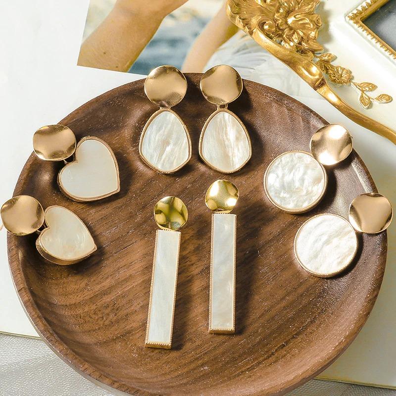 Zeitlose geometrische Ohrhänger