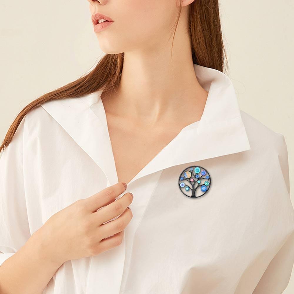 Emaille-Brosche mit Lebensbaum-Motiv