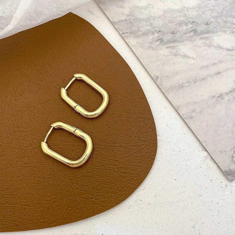 Trendsetter – Geometrische, klobige Creolen in O-Form