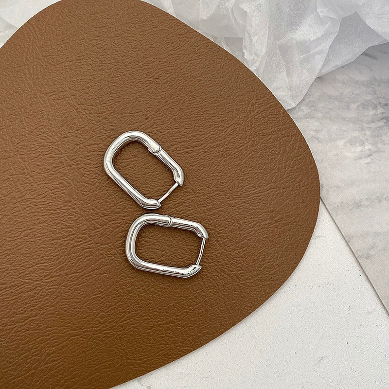 Trendsetter – Geometrische, klobige Creolen in O-Form