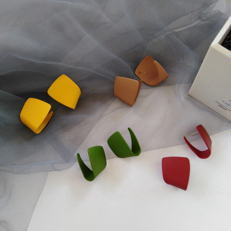 Trendy Statement-Ohrring-Kollektion im geometrischen Stil im Retro-Look