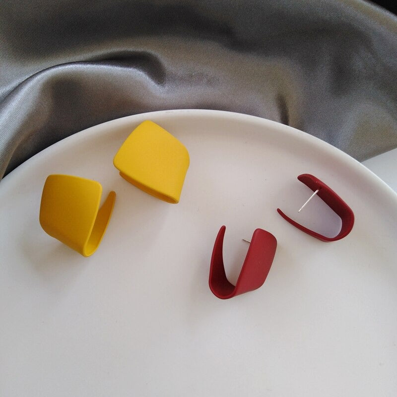 Trendy Statement-Ohrring-Kollektion im geometrischen Stil im Retro-Look