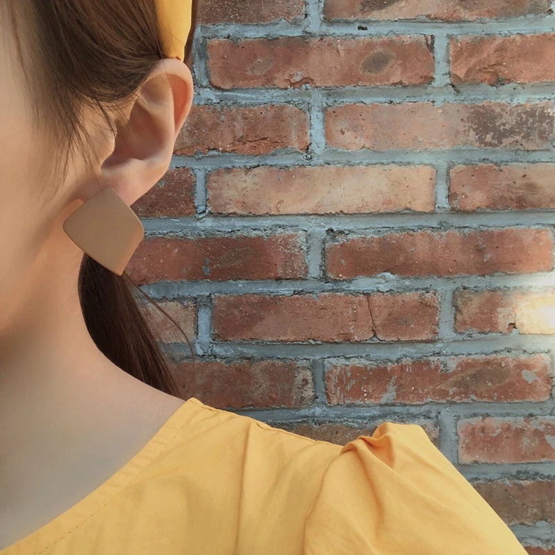 Trendy Statement-Ohrring-Kollektion im geometrischen Stil im Retro-Look