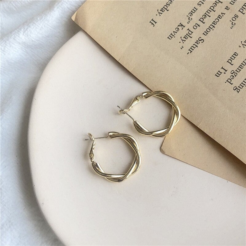 Trendy Statement-Ohrring-Kollektion im geometrischen Stil im Retro-Look