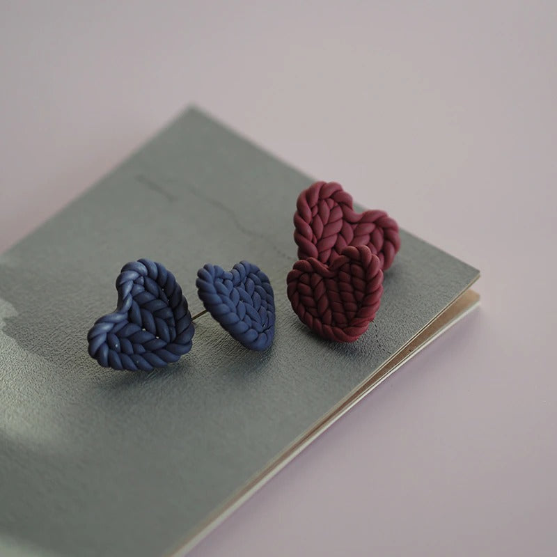 Trendy und niedliche Ohrringe in Herzform mit Strickmuster