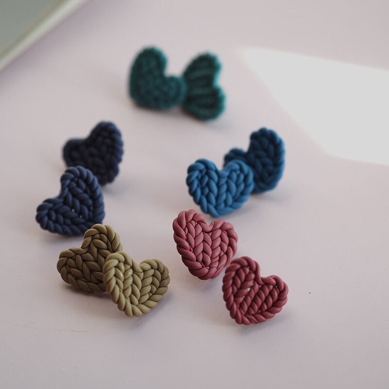 Trendy und niedliche Ohrringe in Herzform mit Strickmuster