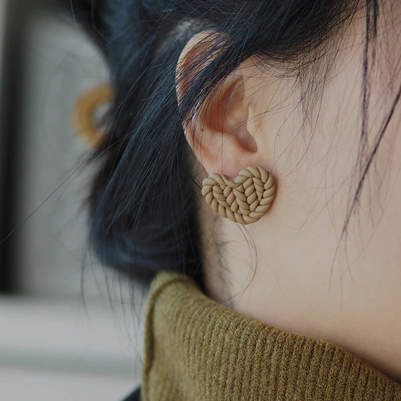 Trendy und niedliche Ohrringe in Herzform mit Strickmuster