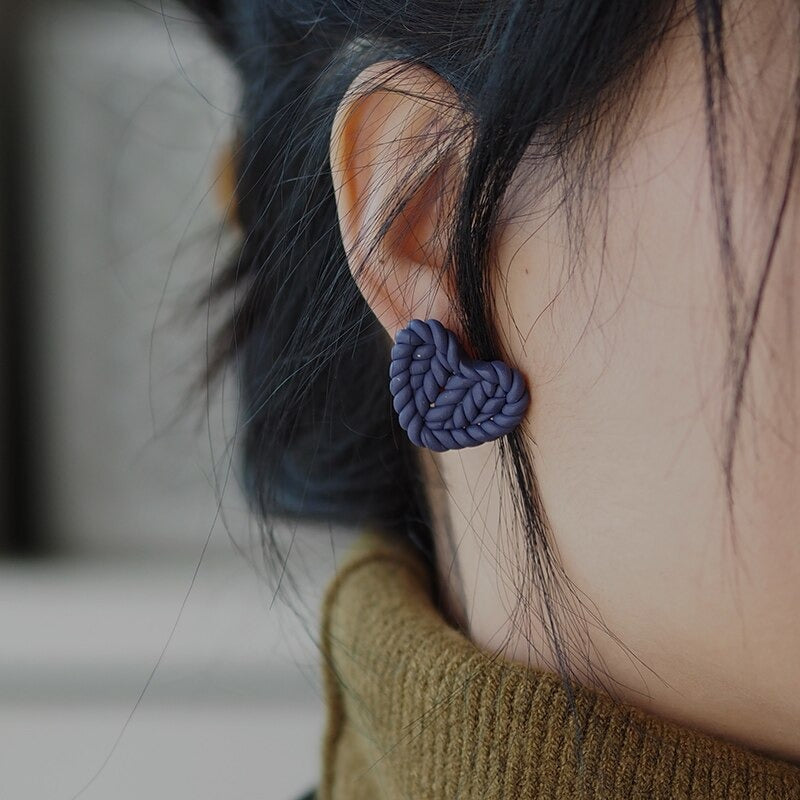 Trendy und niedliche Ohrringe in Herzform mit Strickmuster