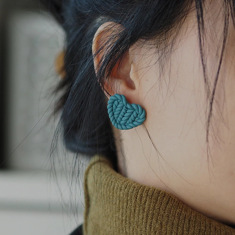 Trendy und niedliche Ohrringe in Herzform mit Strickmuster