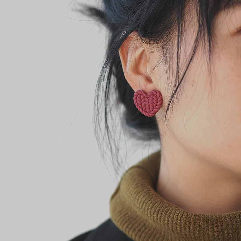 Trendy und niedliche Ohrringe in Herzform mit Strickmuster