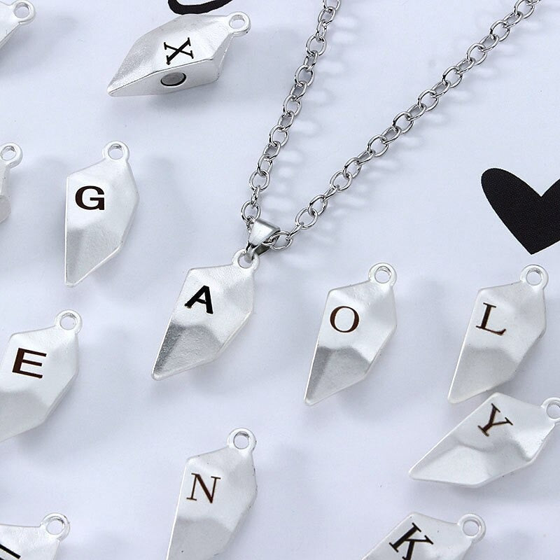 Zweiteilige personalisierte magnetische Anziehungskraft herzförmige Paar-Anhänger-Halsketten