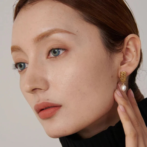 Geometrische Ohrringe mit Süßwasserperlen