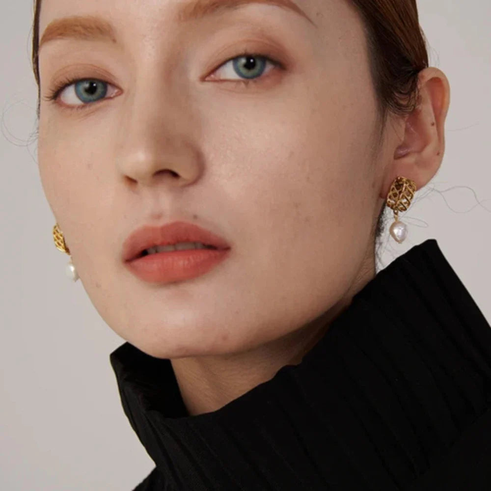 Geometrische Ohrringe mit Süßwasserperlen