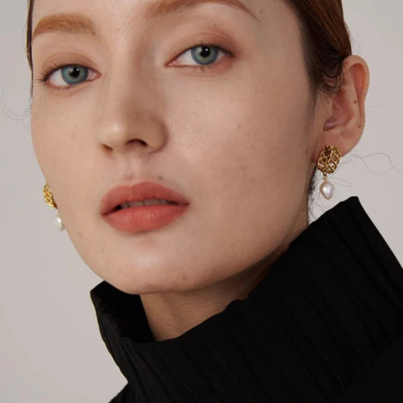 Geometrische Ohrringe mit Süßwasserperlen