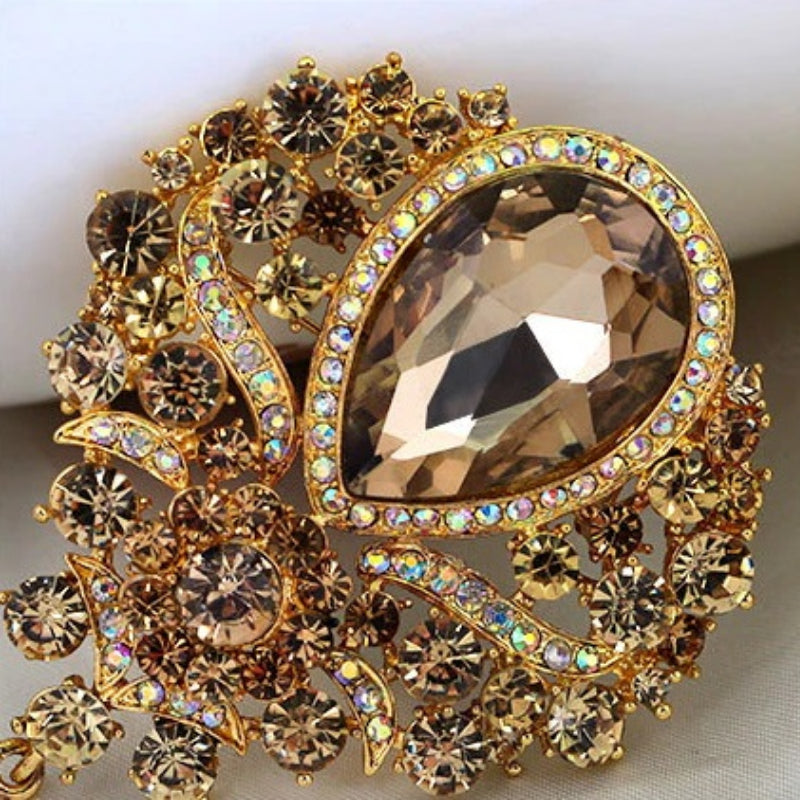 Ultra funkelnde Broschennadeln mit floralen Strasssteinen und Wassertropfen