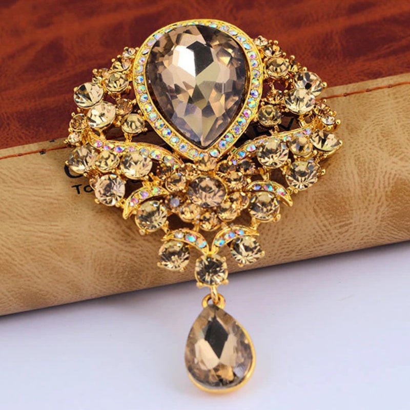 Ultra funkelnde Broschennadeln mit floralen Strasssteinen und Wassertropfen