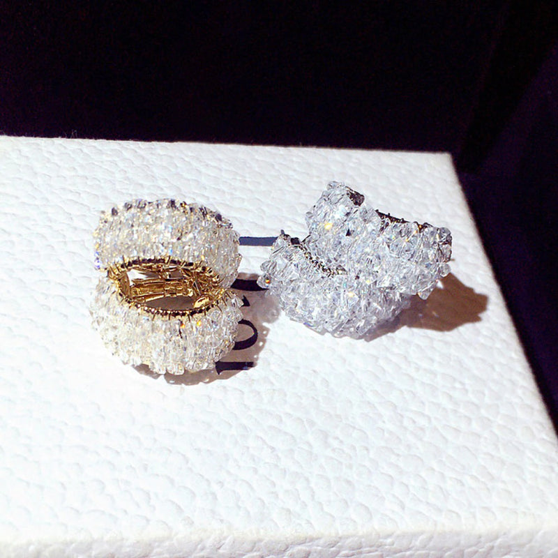 Ultra-funkelnde, mit Strasssteinen besetzte Ohrringe