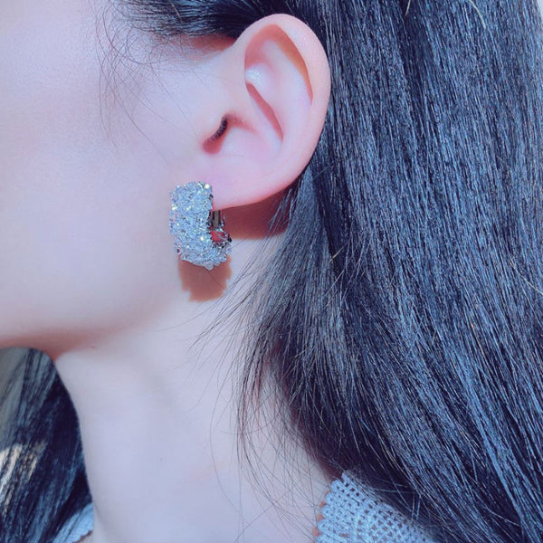 Ultra-funkelnde, mit Strasssteinen besetzte Ohrringe